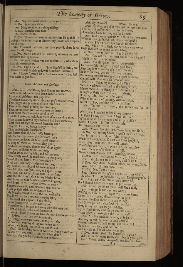 Ein aufgeschlagenes Buch mit schwarzem Hintergrund und einer Textseite mit der Überschrift "Die Komödie der Irrungen."