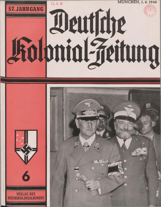Buch mit dem Titel 'Deutsches Kolonial-Feitung' vom 11/1940, das Adolf Hitler auf dem Cover zeigt, in den Händen einer Person umgeben von anderen mit Mützen.