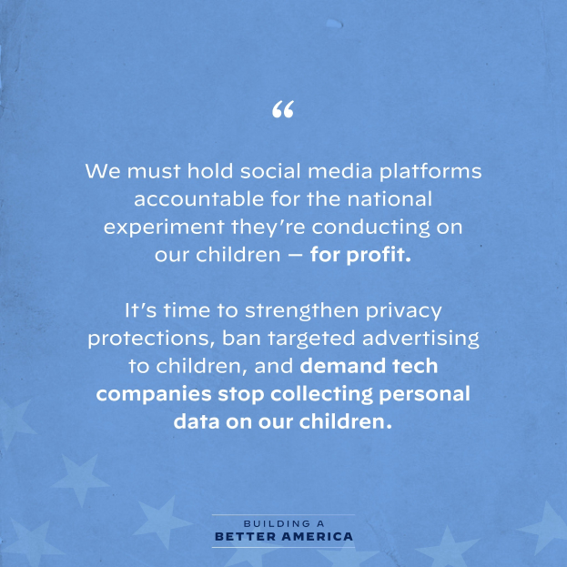 Ein Plakat mit einem Zitat aus 'Building a Better America', das besagt, 'Wir müssen die sozialen Medien-Plattformen für das nationale Experiment zur Verantwortung ziehen, das sie an unseren Kindern durchführen - zum Profit.'