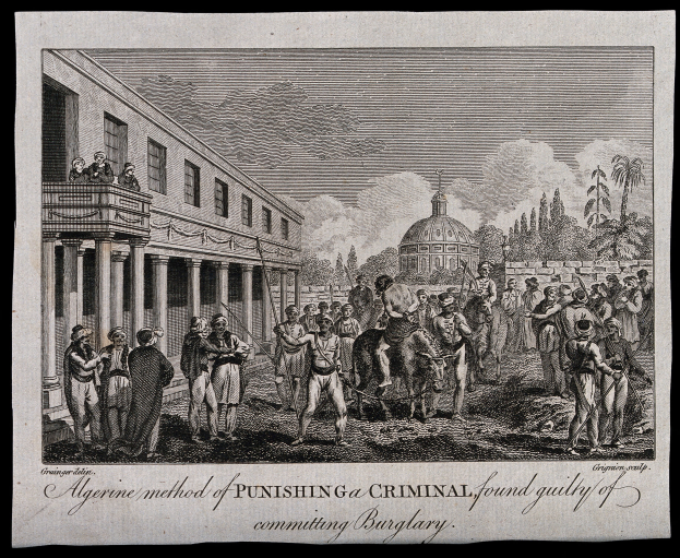 Eine Schwarz-Weiß-Zeichnung einer Gruppe von Menschen, die vor einem Gebäude mit Säulen und Fenstern stehen, umgeben von Bäumen und einem wolkenverhangenen Himmel, mit einem Text unten, der besagt: 'Algerische Methode der Bestrafung eines Verbrechers, der des Einbruchs schuldig gesprochen wurde'.