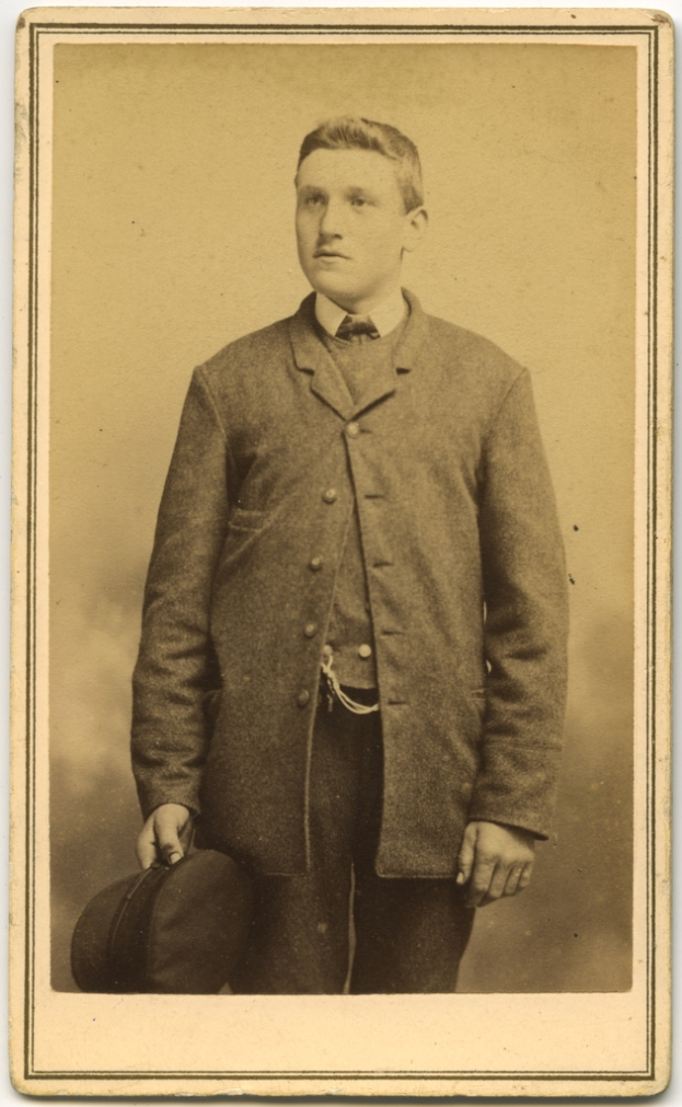 Eine Person mit einer Kappe.