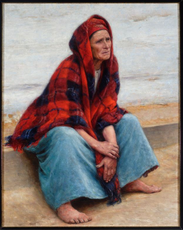 Eine alte Frau sitzt bei Sonnenuntergang auf dem Strand, trägt ein helles Kleid und hat ihr Haar zu einem Dutt gebunden, die Augen geschlossen und die Hände im Schoß ruhend, in einem Foto Rahmen.