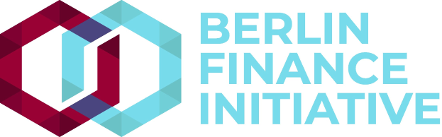 Logo der Berlin Finance Initiative mit einem blauen Kreis mit weißer Umrandung und einem weißen "B" in der Mitte, umgeben von einem weißen Ring mit einem blauen und weißen Karomuster, alles auf einem weißen Hintergrund mit fetter schwarzer Schrift, die "Berlin Finance Initiative" lautet.