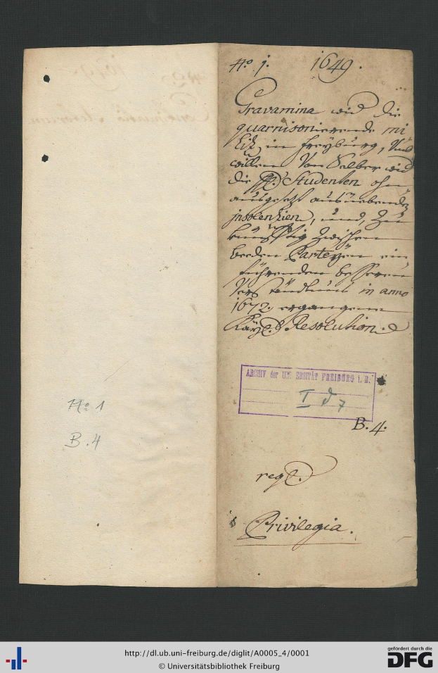 Offenes Buch mit handgeschriebener Schrift auf altem Papier, das Wasserzeichen aufweist, wahrscheinlich ein Dokument aus der Bundesrepublik Deutschland.