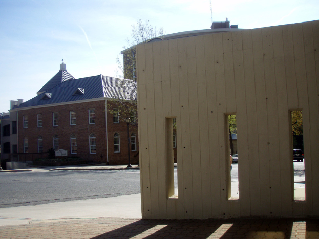 Ein Gebäude links und eine Wand rechts.