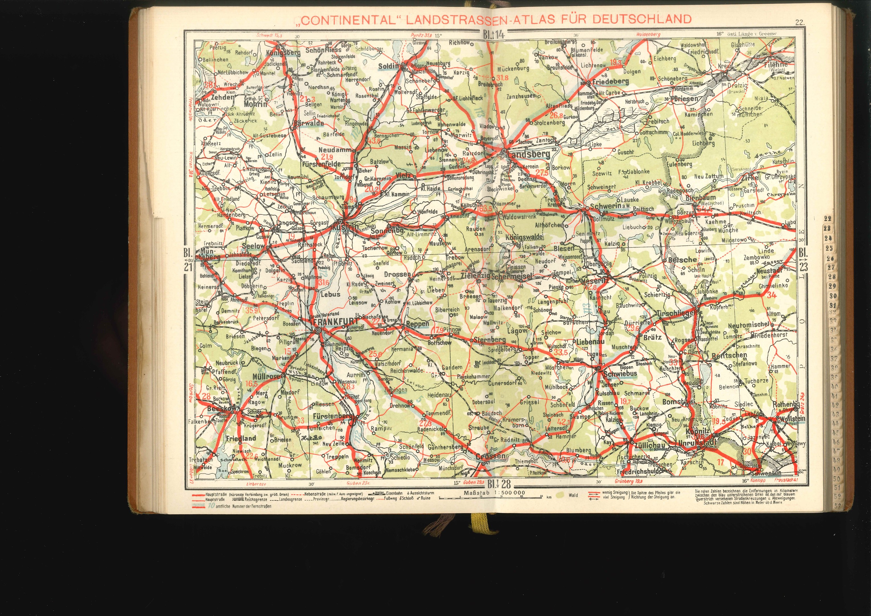 Offenes Buch mit detaillierter Karte von Deutschlands Straßen und Autobahnen auf schwarzem Hintergrund.