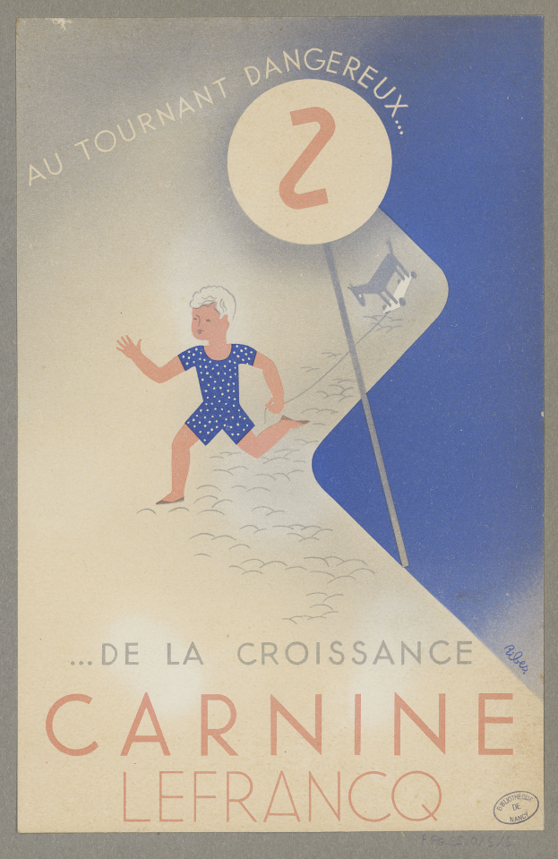 Eine Person in einem hellgelben Kleid lächelt in der Mitte eines Karnevalplakats, umgeben von der fetten, schwarzen Schrift "Karneval".