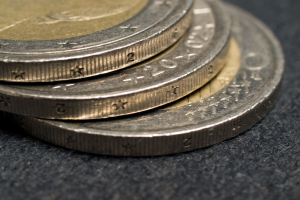 Münzen verstreut auf einer Oberfläche.