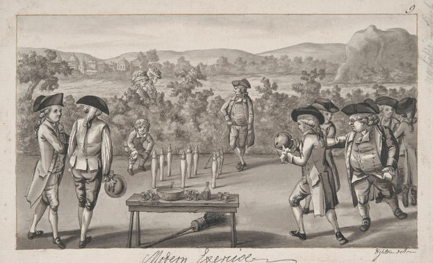 Eine Gruppe von Menschen, die in einem Park Bowling spielen, mit einem Tisch mit Bowlingkügeln, Flaschen und anderen Gegenständen in der Mitte, mit Bäumen, Gebäuden, Hügeln und einem klaren blauen Himmel im Hintergrund.