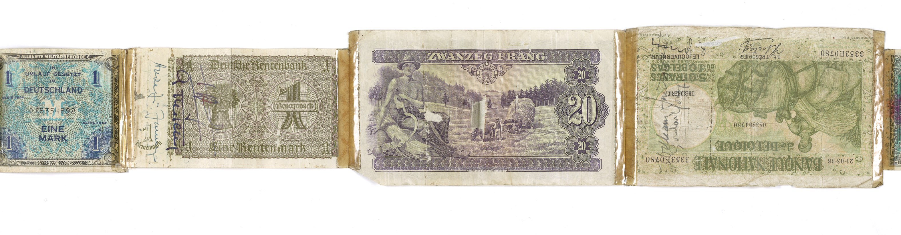 Ein Stapel alter deutscher Banknoten verschiedener Nennwerte auf einem alten Buch.