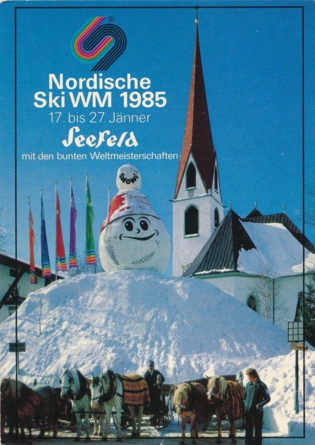 Plakat für die Nordischen Skiweltmeisterschaften 1985 in Seefeld, Schweiz, das eine schneebedeckte Landschaft mit Skifahrern, Pferden, Stangen, Fahnen, Gebäuden, Bäumen und Himmel im Hintergrund sowie textliche Informationen zum Event zeigt.