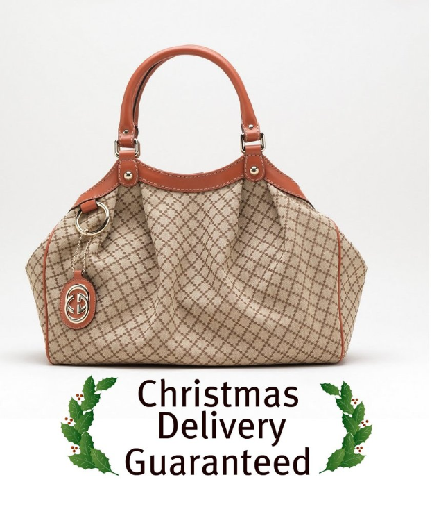 Eine Schokolade- und Weiße Tasche wird auf einem weißen Boden mit dem Text "Weihnachtslieferung garantiert" vor ihr platziert.