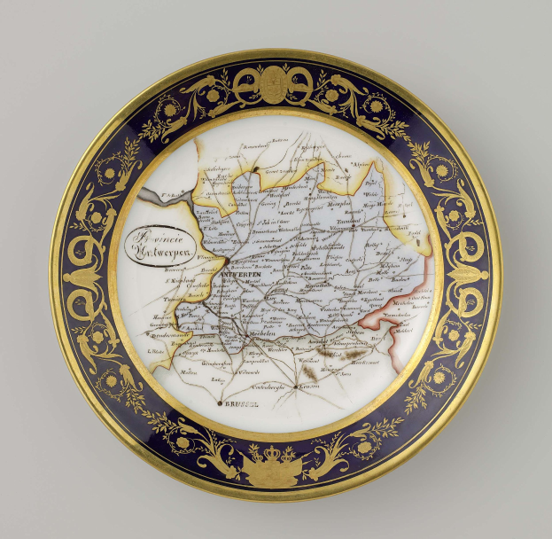 Ein dekorativer Teller mit einer detaillierten Karte von Deutschland auf einem weißen Hintergrund, verziert mit detailreichen Designs und Text.