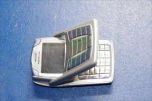 Ein Mobiltelefon liegt auf einem blauen Boden.