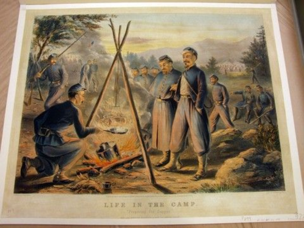 Ein Gemälde von einer Gruppe Männer, die um ein Lagerfeuer stehen, einer hält einen Stock, vor einem Hintergrund aus Bäumen, Hügeln und einem klaren blauen Himmel, mit der Aufschrift "Leben im Camp" unten.