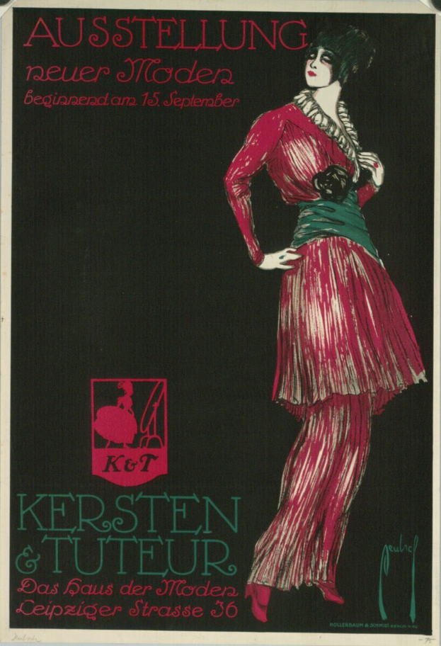 Ein Plakat, das eine Mode Show mit einer Frau in einem langen, fließenden pinken Kleid mit hohem Kragen und langen Ärmeln bewirbt, die eine elegante Frisur trägt und in einer anmutigen Pose mit verschränkten Händen vor sich steht, vor einem hellblauen Hintergrund mit fetter, schwarzer Schrift.