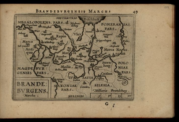Altes Buch mit einer detaillierten Karte der Brandenburg-Region Deutschlands auf einem schwarzen Hintergrund, einschließlich geografischer Merkmale und Text über die Region.