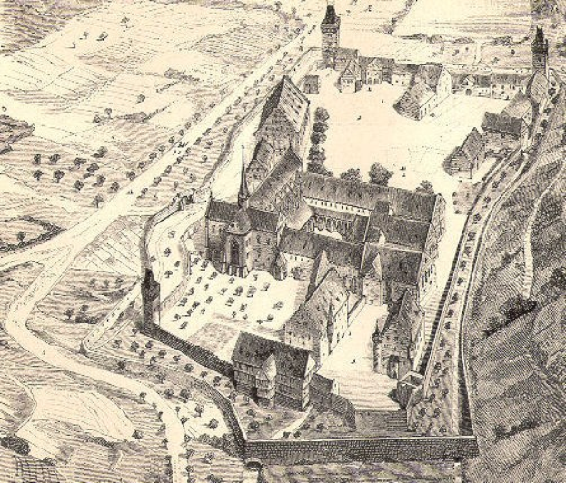 Schwarzer und weißer Luftaufnahme einer Stadt mit einer zentralen Kirche, umgeben von Gebäuden, Bäumen und Straßen, mit Text unten.