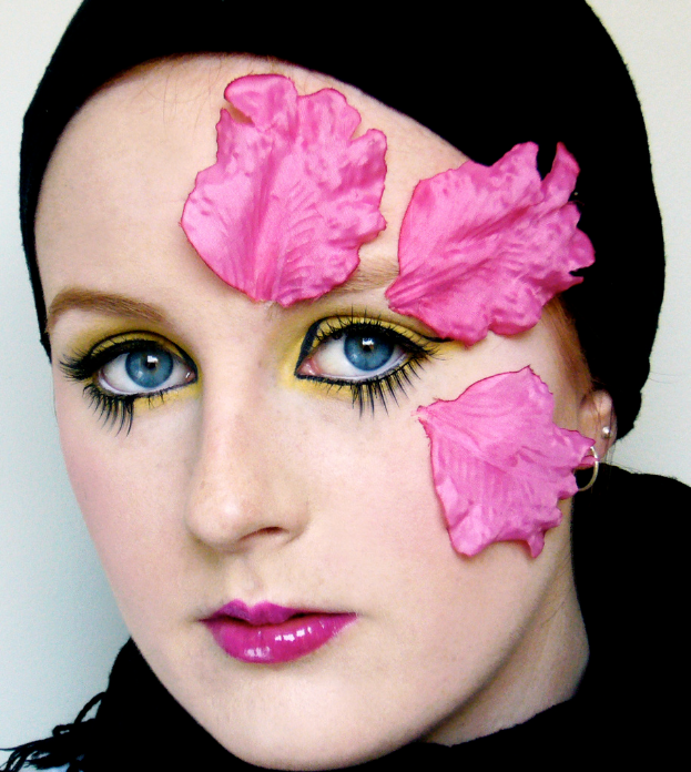 Eine Frau mit verschiedenen Make-up-Looks.