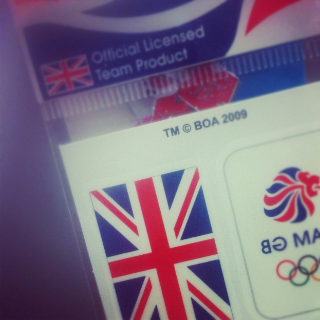 Ein Nahaufnahme eines Personalausweises mit der amerikanischen Flagge und dem Text "Critical Licence."