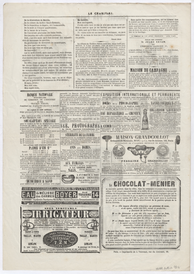 Eine alte Zeitung mit verschiedenen Anzeigen mit Text und Bildern.