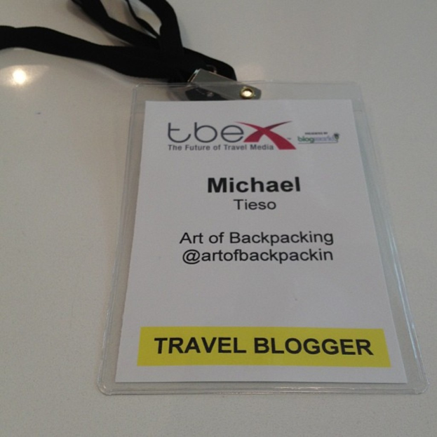 Ein Ausweis für einen Reiseblogger, der ein Foto, Namen und Berufsbezeichnung zeigt.