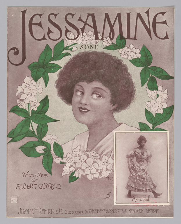 Ein Plakat mit einer Frau inmitten von Blumen und Blättern, die ein weißes Kleid und einen gemusterten Schal trägt, mit der Aufschrift «Jessamine Song von Albert Gumble».