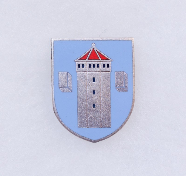 Blau-weißes Emailleabzeichen mit dem Wappen von Stuttgart, einem mittigen Turmdesign, auf einem weißen Hintergrund.