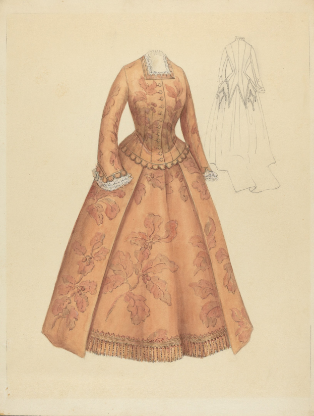 Eine Zeichnung eines 18. Jahrhundert-Kostümdesigns mit einem langen Kleid mit hohem Kragen, floral gemustertem Oberteil in Rosa, Lila und Blau und einem Spitzenbesatz am Rock gegen einen hellblauen Hintergrund.