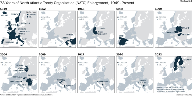 Karte veranschaulicht die Erweiterung der NATO von 1949 bis heute, mit farblich kodierten Regionen nach Jahr des Beitritts und erklärendem Text oben.