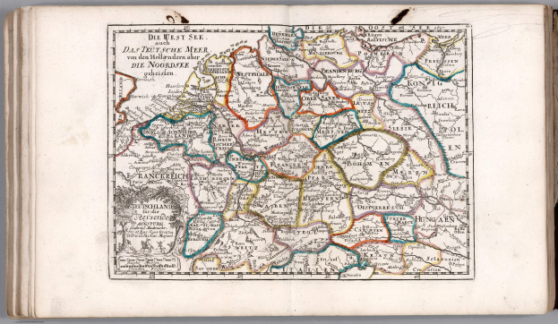 Offenes Buch mit einer detaillierten Deutschlandkarte mit geografischen Merkmalen wie Flüssen, Bergen und Städten, begleitet von beschreibendem Text.