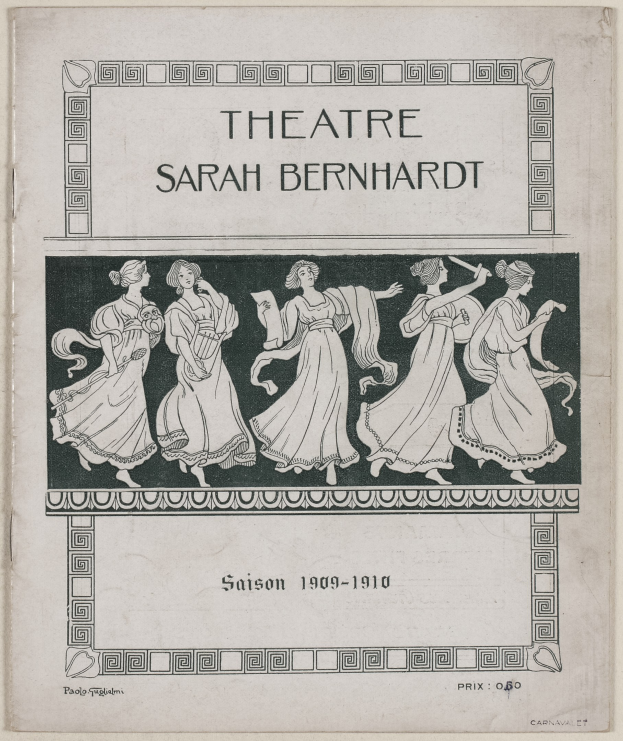 Plakat für das Theater Sarah Bernhardt von 1909–1910, das eine Gruppe von Frauen in der Mitte zeigt, umgeben von Texten, die das Theater und seine Schauspieler beschreiben.