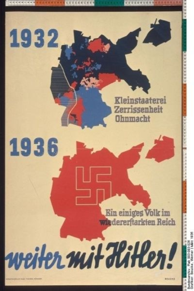 Plakat mit einer Karte von Deutschland, die in farbige Regionen unterteilt ist und ein Nazi-Hakenkreuz-Symbol sowie den Text "Weiter mit Hitler" in deutscher Sprache zeigt.