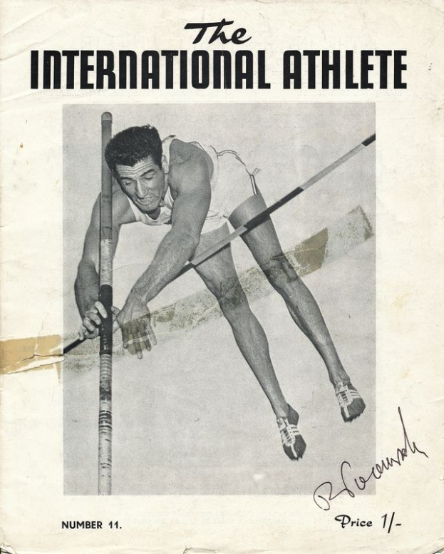 Schwarz-weiß-Foto eines Mannes in einem Trainingsanzug beim Überspringen eines Stabhochsprungs, mit "The International Athlete" oben und unten auf dem Bild.