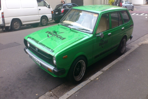 Eine Person in der N√§he einer Stra√Ÿe mit Fahrzeugen.