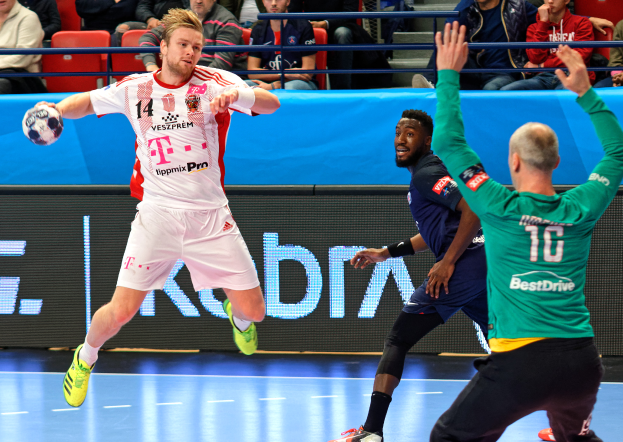 Eine Gruppe von Männern spielt Handball auf einem Court, mit einem Ball in der Mitte der Aktion und Zuschauern im Hintergrund bei der Futsal-Weltmeisterschaft 2019, bei der Bayern München gegen Paris Saint-Germain spielt.