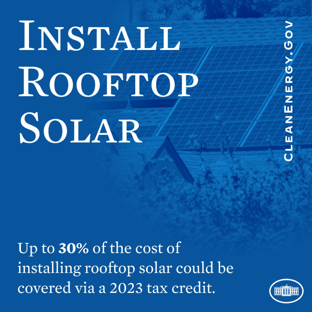Ein Plakat mit Text, das eine 2023er Steuergutschrift für die Dachsolarinstallation bewirbt, mit einem Gebäude mit Solarpaneelen und Bäumen im Hintergrund.