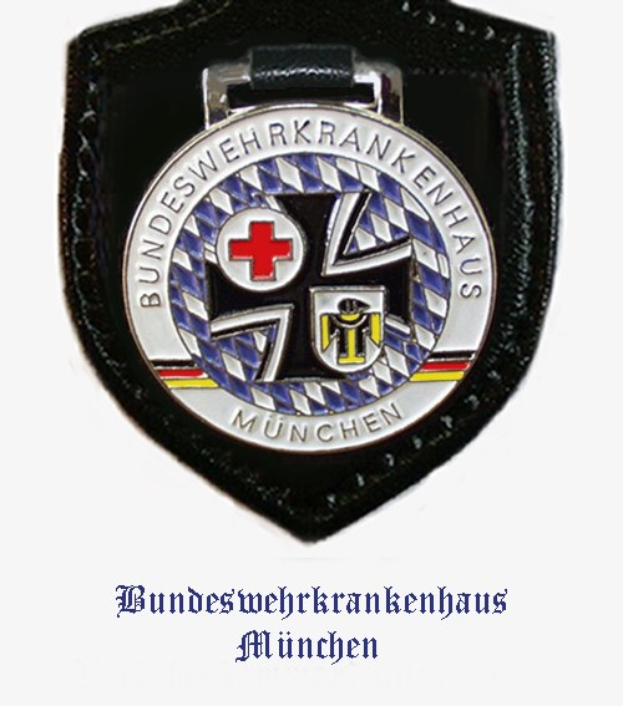 Schwarzes Lederabzeichen mit rotem Kreuz-Logo, beschriftet mit "Bundeswehrkrankenhaus München"