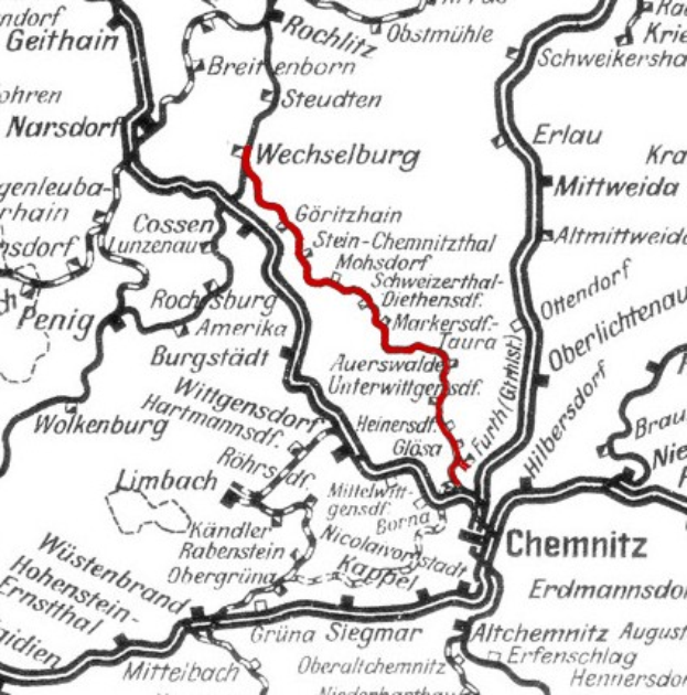 Eine schwarz-weiße Stadtkarte mit einer roten Linie, die die Route der Wechselburg und Chemnitz Eisenbahn anzeigt.