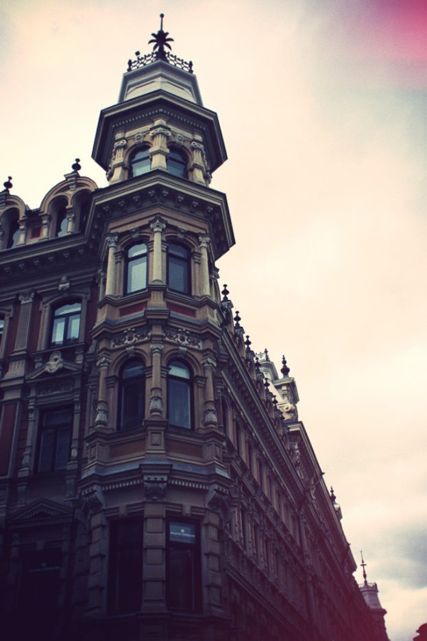 Ein Gl├Ąsernerbau unter einem bew├Âlktem Himmel.