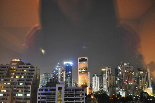 Gebäude mit Nachtbeleuchtung.