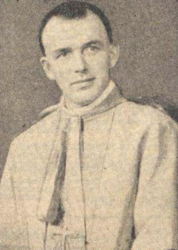 Ein Schwarz-Weiß-Foto eines Mannes in Priesterkleidung, der als erster Bischof der katholischen Kirche gilt, in einer weißen Robe mit schwarzem Kragen und Manschetten, einem schwarzen Hut mit weißer Feder und einem ernsten Gesichtsausdruck.