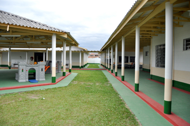 Unterkünfte mit Säulen und Zimmern, umgeben von einer Grasfläche.