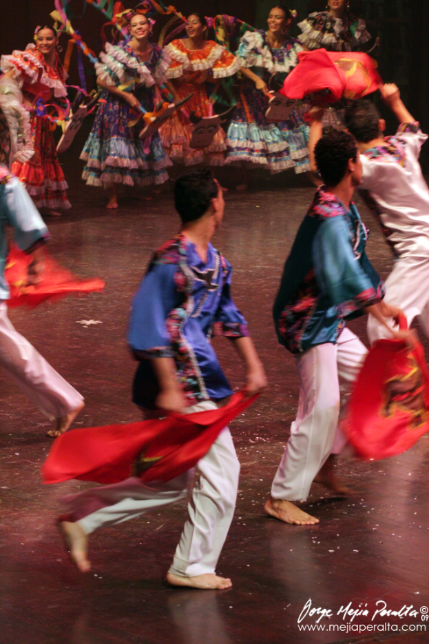 Leute tanzen auf einem Boden mit Text in der rechten unteren Ecke.