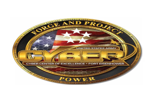 Das Logo des United States Army Cyber Center of Excellence, Fort Eisenhower, zeigt einen blauen Kreis mit einem wei├čem Stern in der Mitte, umgeben von einem wei├čen Rand, mit dem Text "Forge and Project Cyber Power" darunter in fetter, schwarzer Schrift.