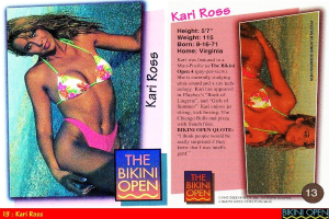 Eine Frau im Bikini steht links neben einer Anzeige mit verschiedenen Artikeln.