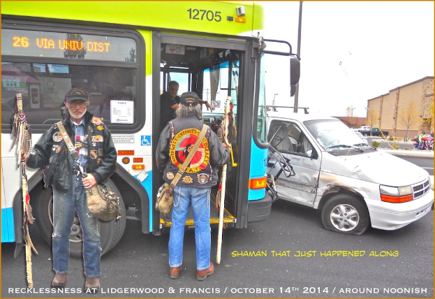 Eine Person in einer schwarzen Jacke h√§lt eine Tasche und einen Stock, steht auf einer Stra√Ÿe in der N√§he eines Busses, mit einer weiteren Person in der N√§he, die ebenfalls einen Stock und eine Tasche h√§lt.