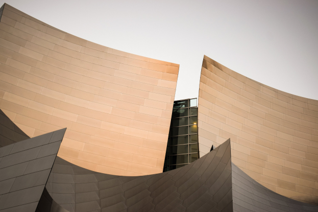Moderner Konzertsaal in Los Angeles mit Glasfenstern und einem klaren blauen Himmel.