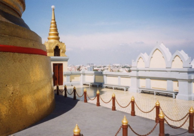 Eine Architektur-Terrasse mit vielen Gebäuden im Hintergrund.