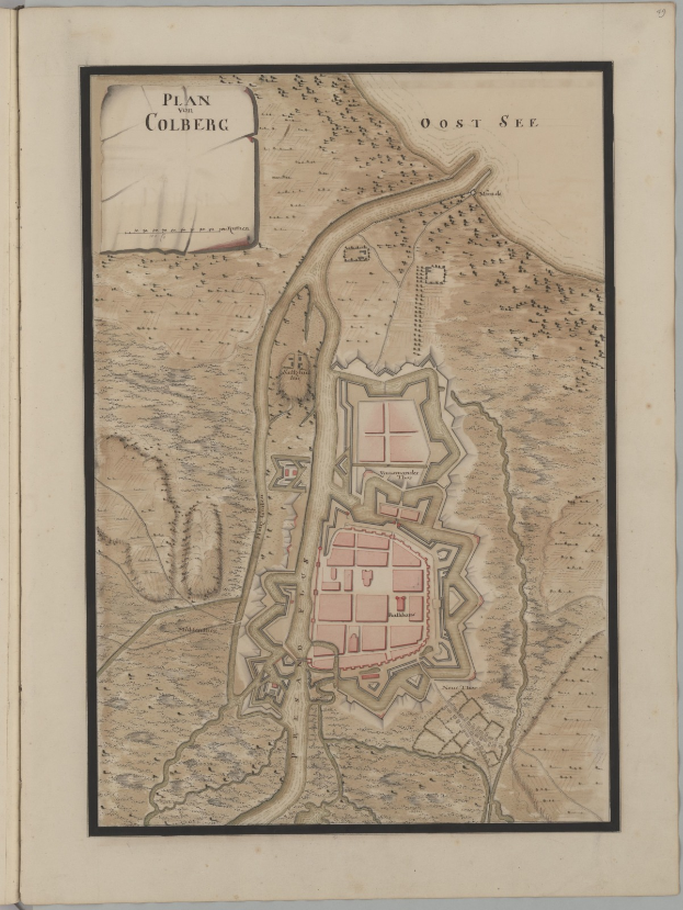 Ein aufgeschlagenes Buch mit einer detaillierten Karte von Colberg, Deutschland, mit Straßen, Gebäuden und Sehenswürdigkeiten.